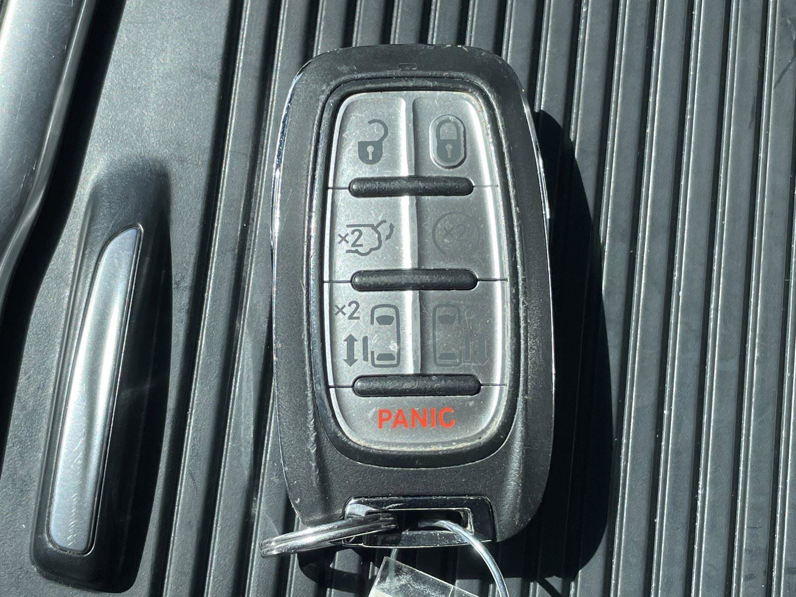 Used 2023 Chrysler Pacifica Touring-L image 31
