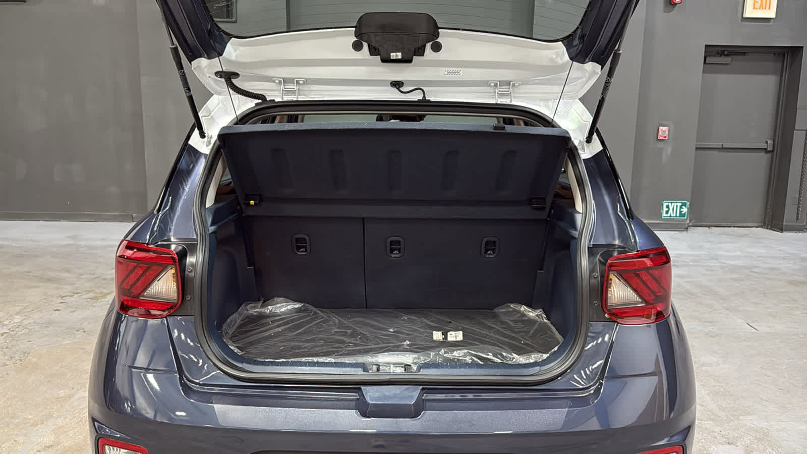 Used 2023 Hyundai Venue Limited w/ Cargo Package FWD image 25