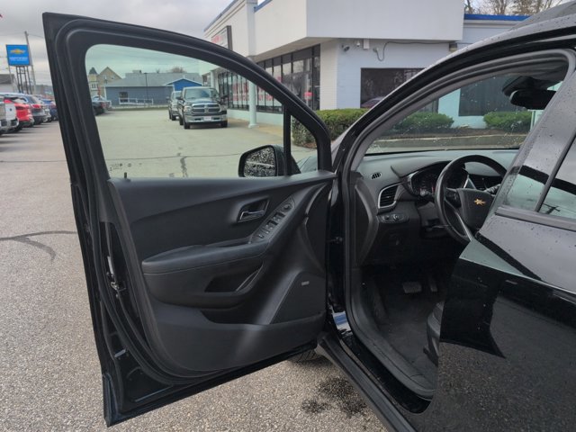 Used 2019 Chevrolet Trax LT w/ Sun & Sound Package image 23