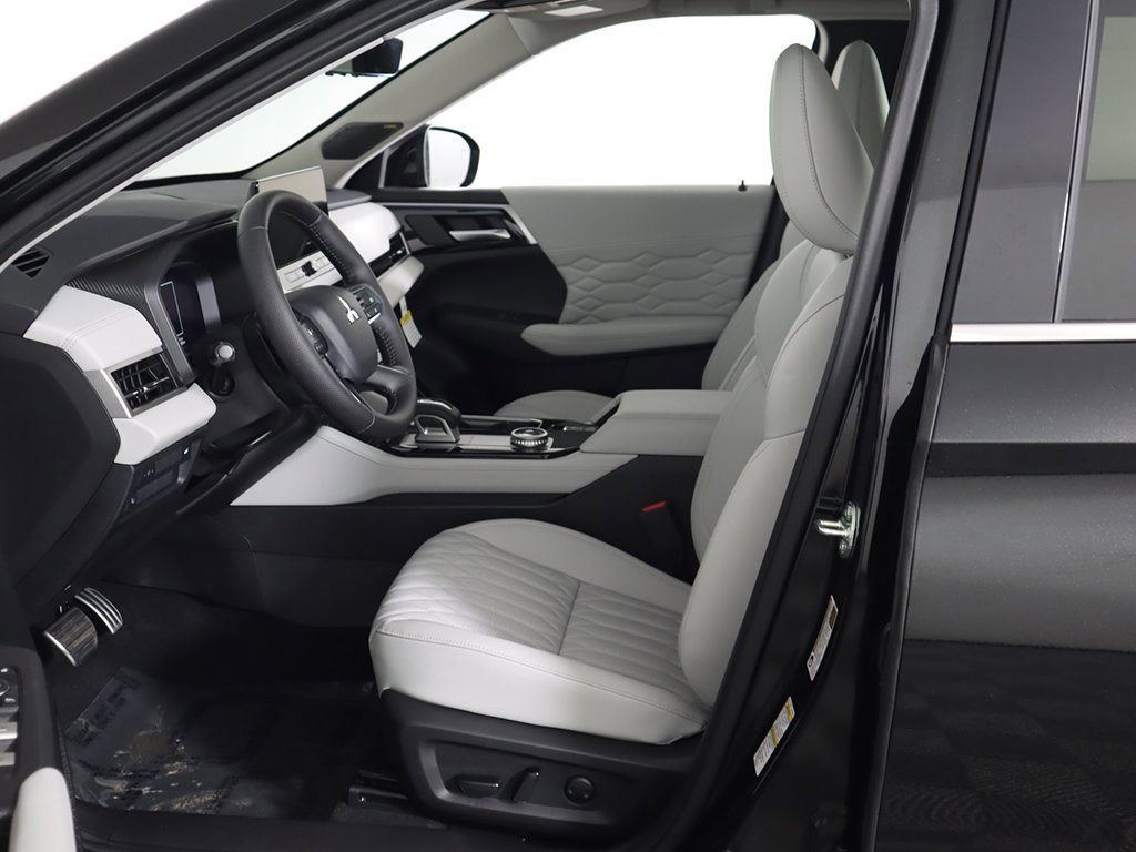 New 2025 Mitsubishi Outlander AWD image 32