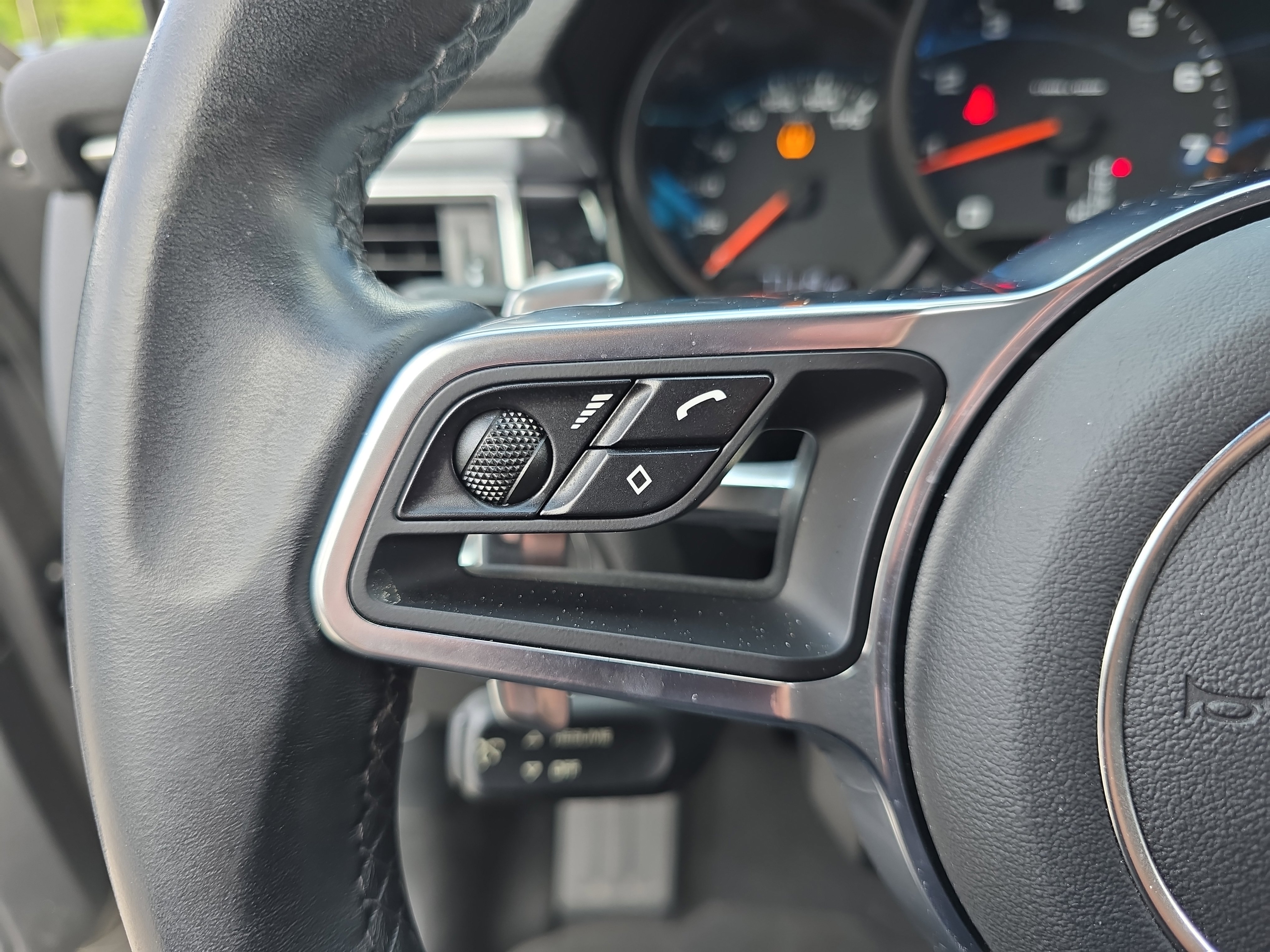 Used 2018 Porsche Macan AWD/4WD image 17