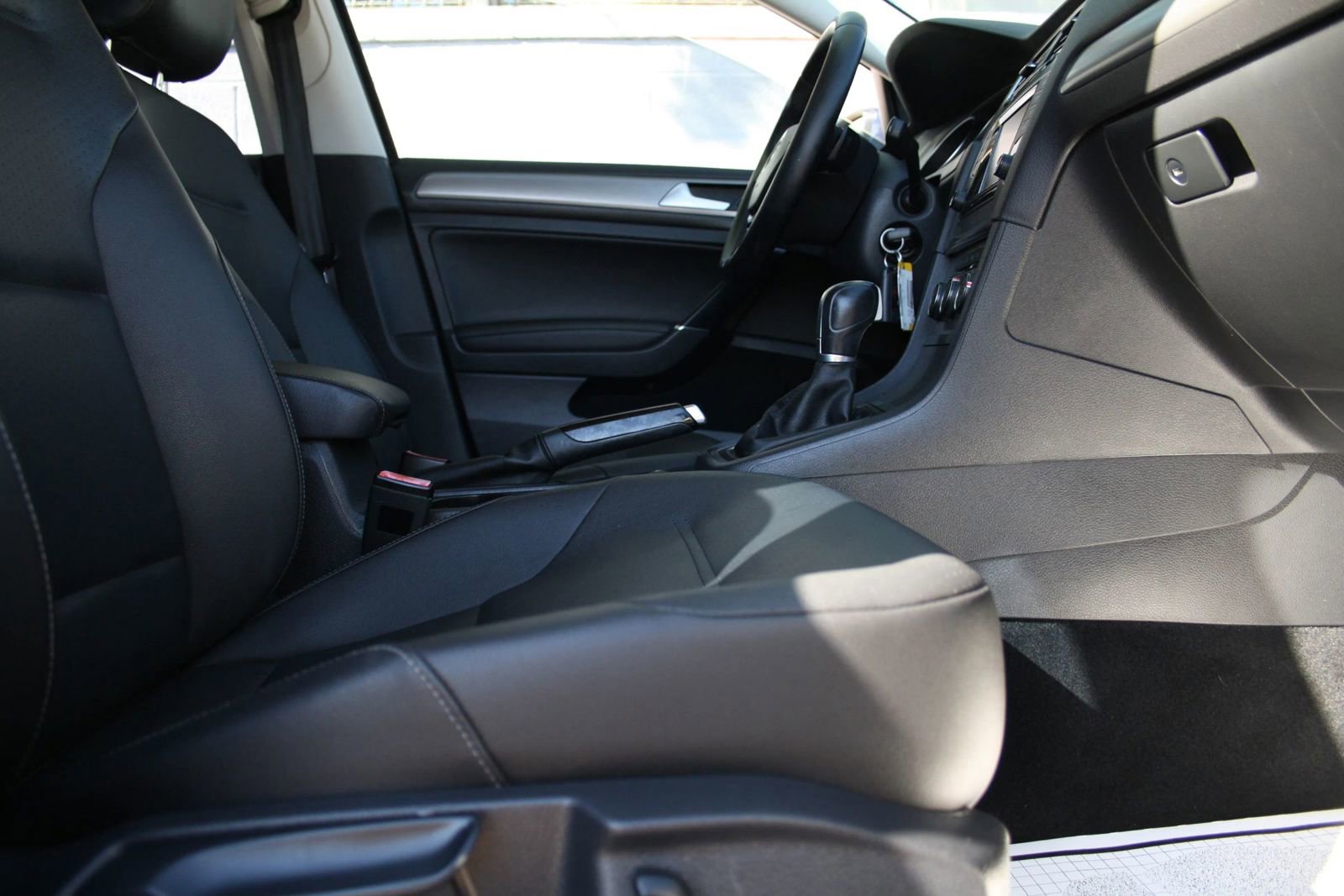 Used 2015 Volkswagen Golf S image 9