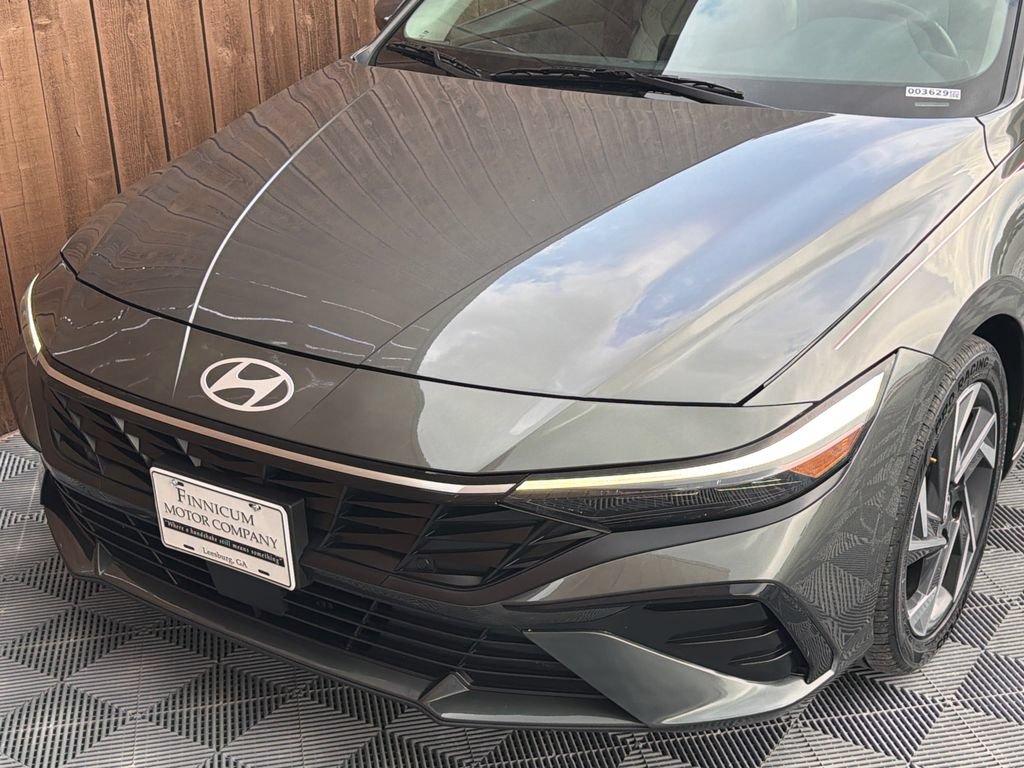 Used 2025 Hyundai Elantra Limited FWD image 20