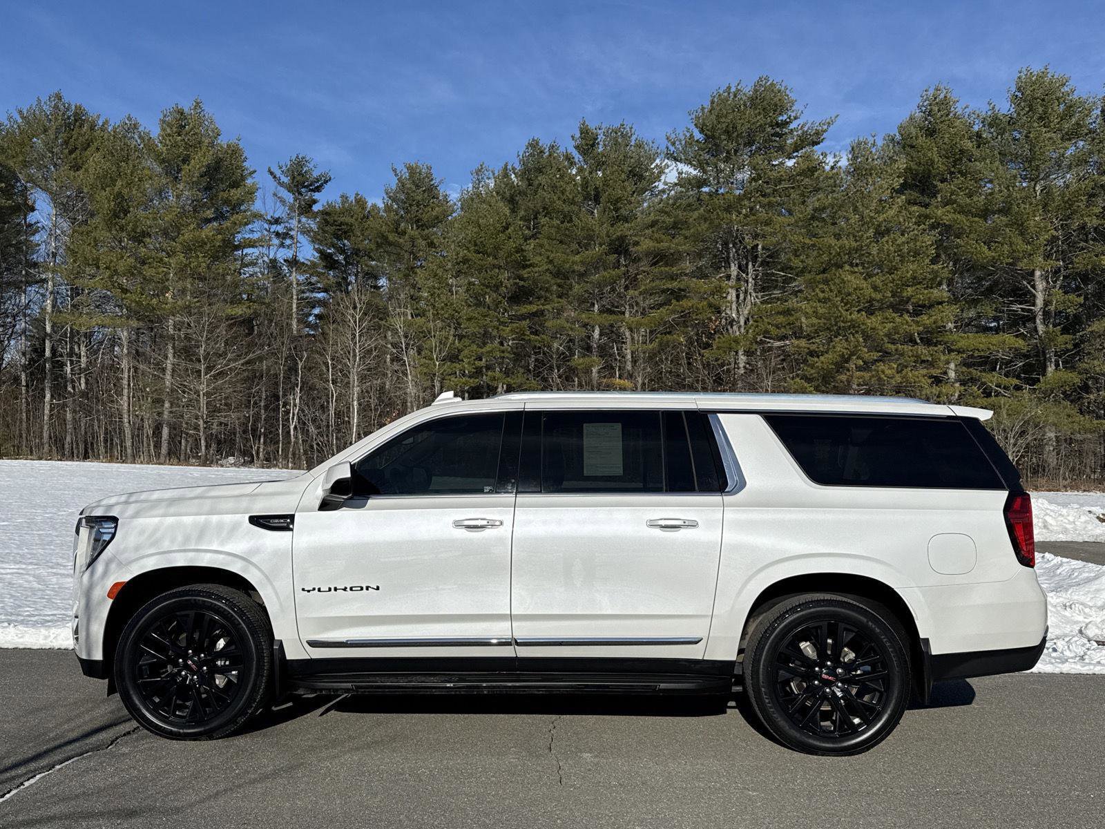 Used 2024 GMC Yukon XL SLT image 3