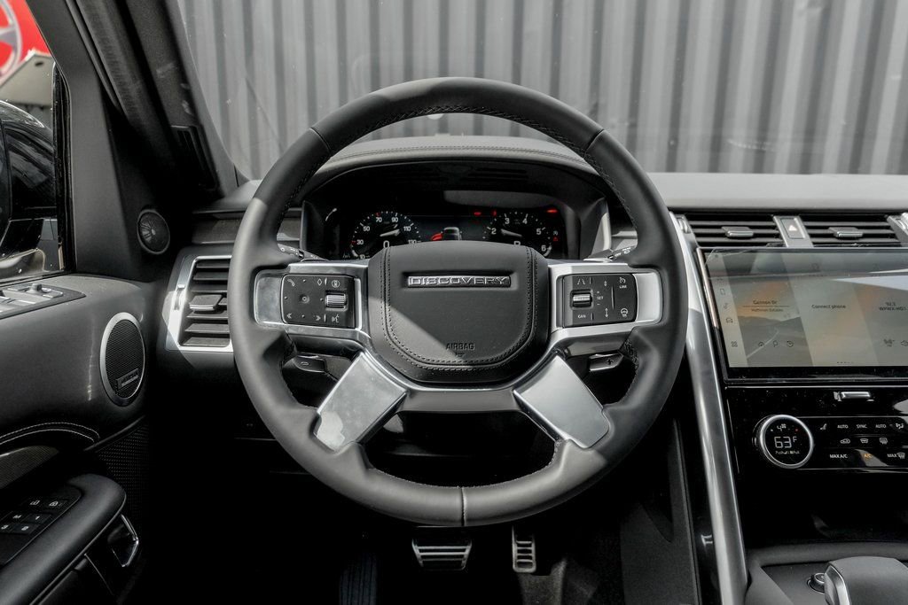 Used 2025 Land Rover Discovery Metropolitan Edition image 18