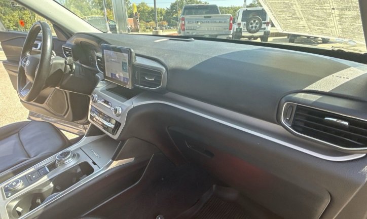Used 2023 Ford Explorer XLT w/ Equipment Group 202A image 9