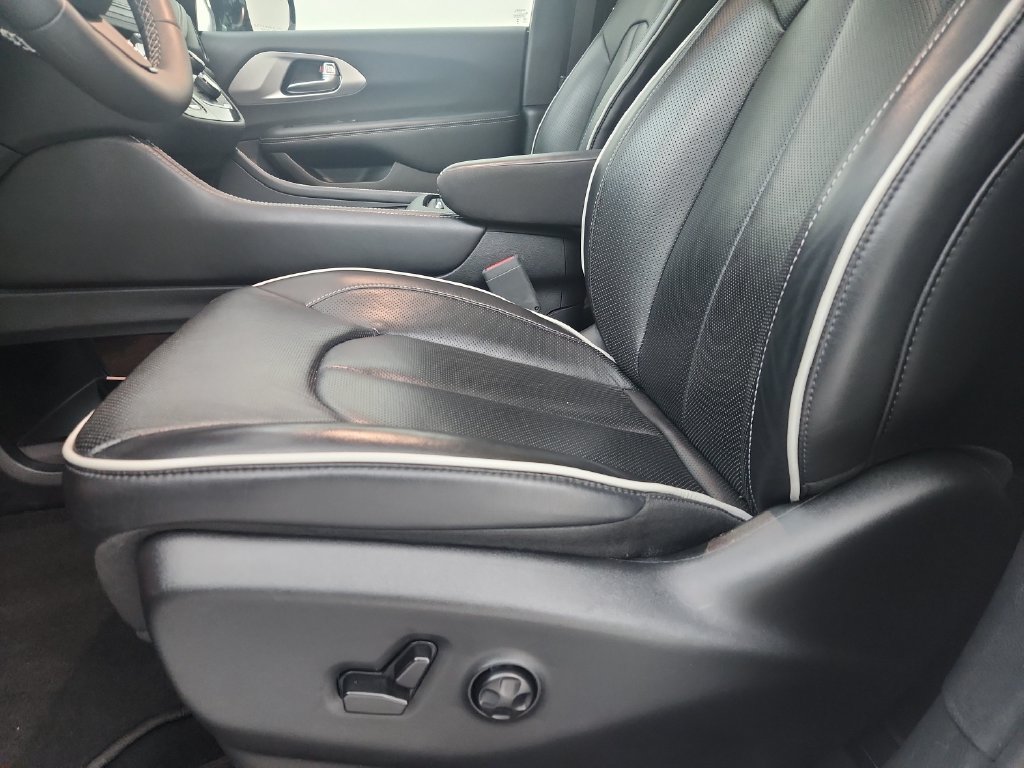 Certified 2025 Chrysler Pacifica Limited FWD image 22