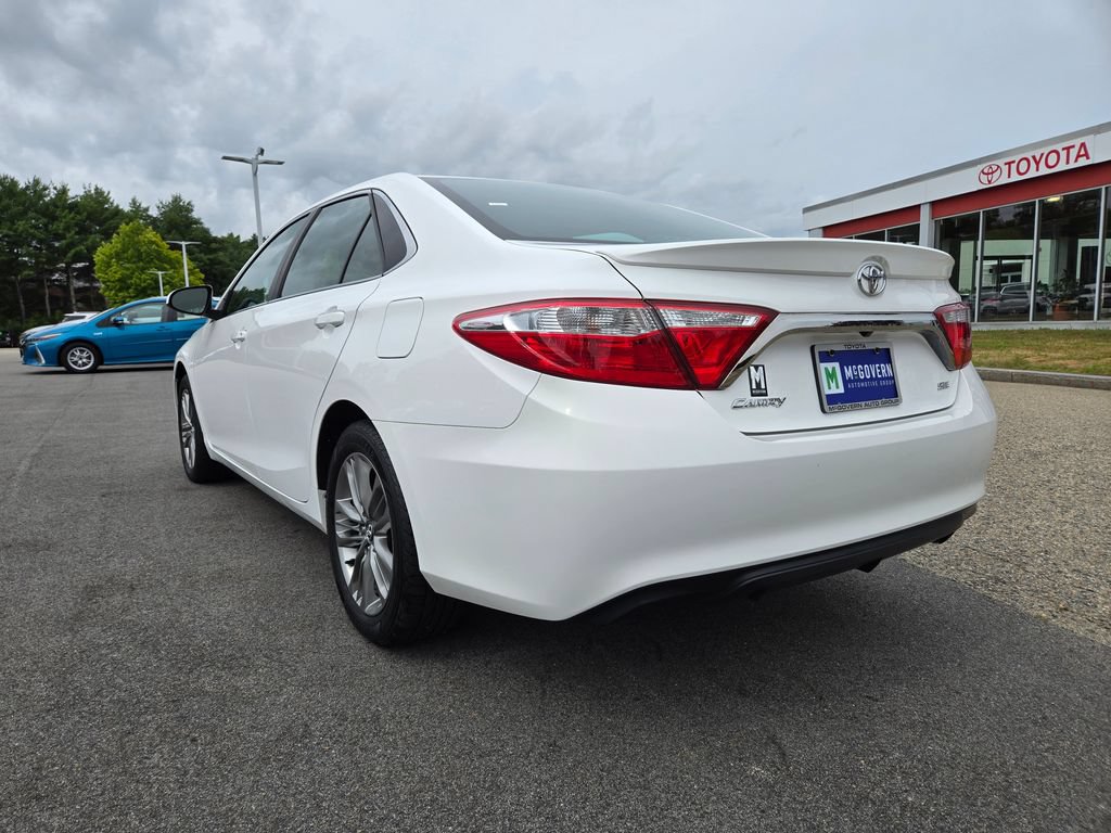 Used 2016 Toyota Camry SE w/ Moonroof Package FWD image 3