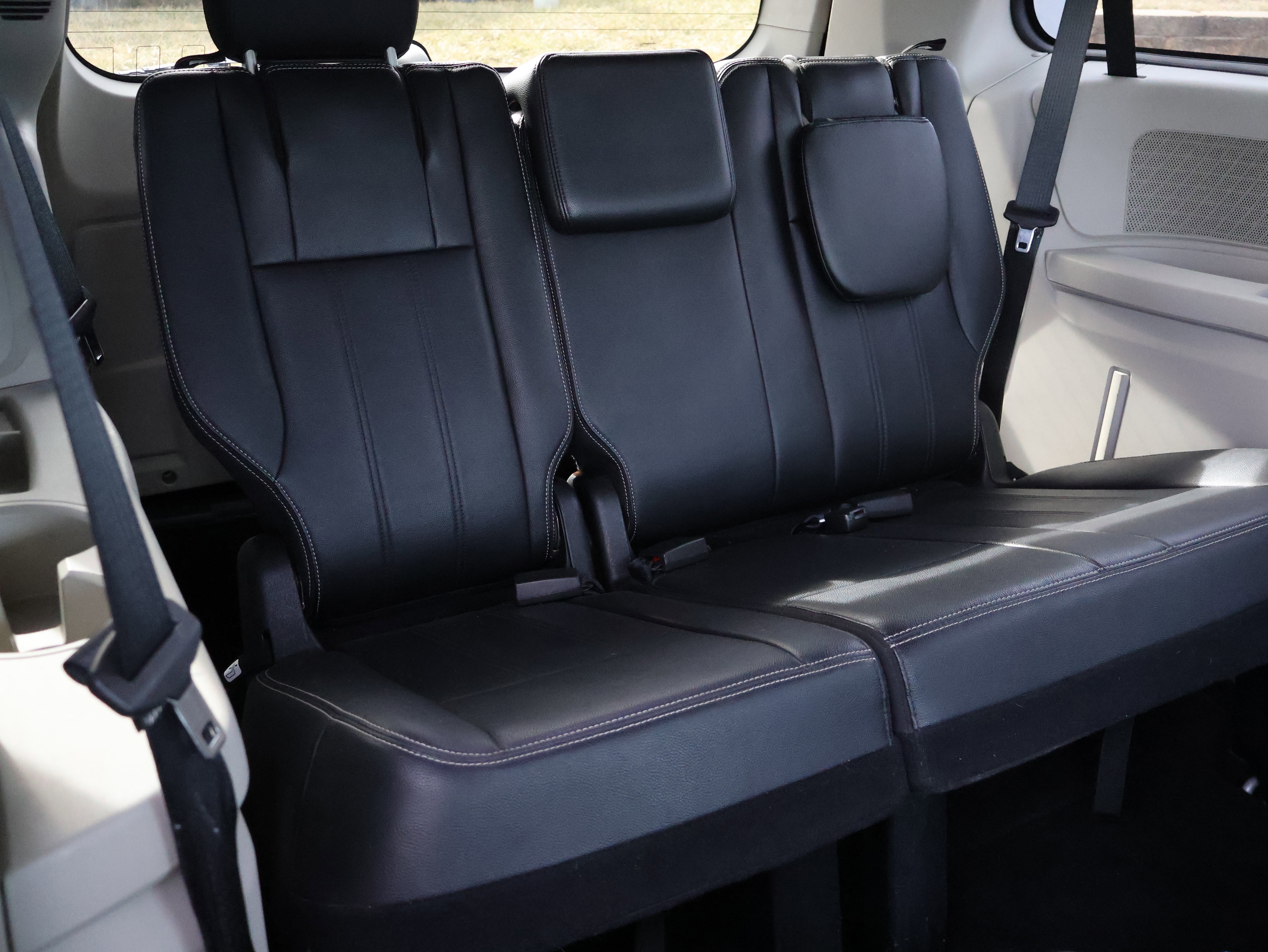 Used 2014 Chrysler Town & Country Touring image 11