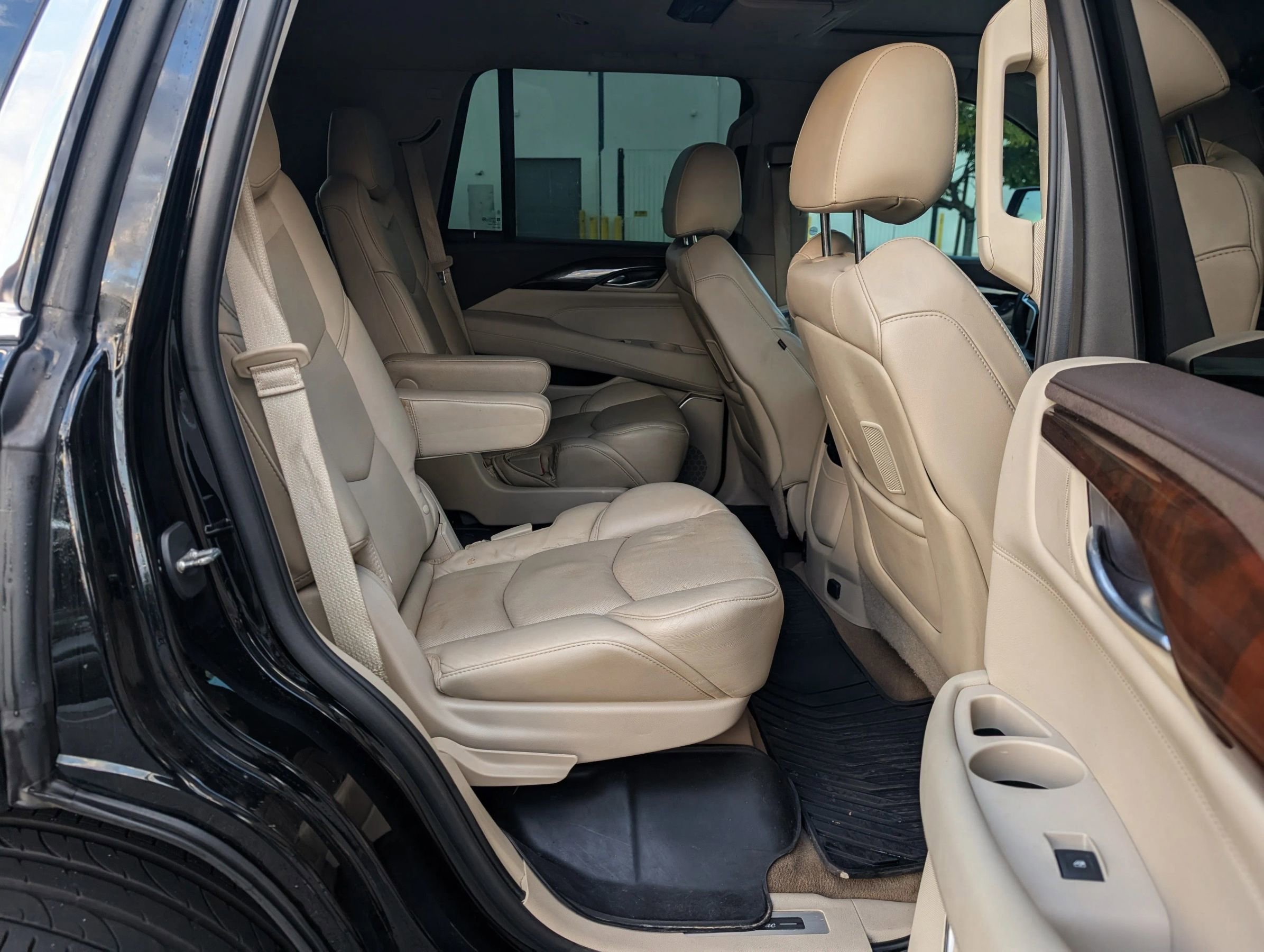 Used 2017 Cadillac Escalade Premium Luxury image 33
