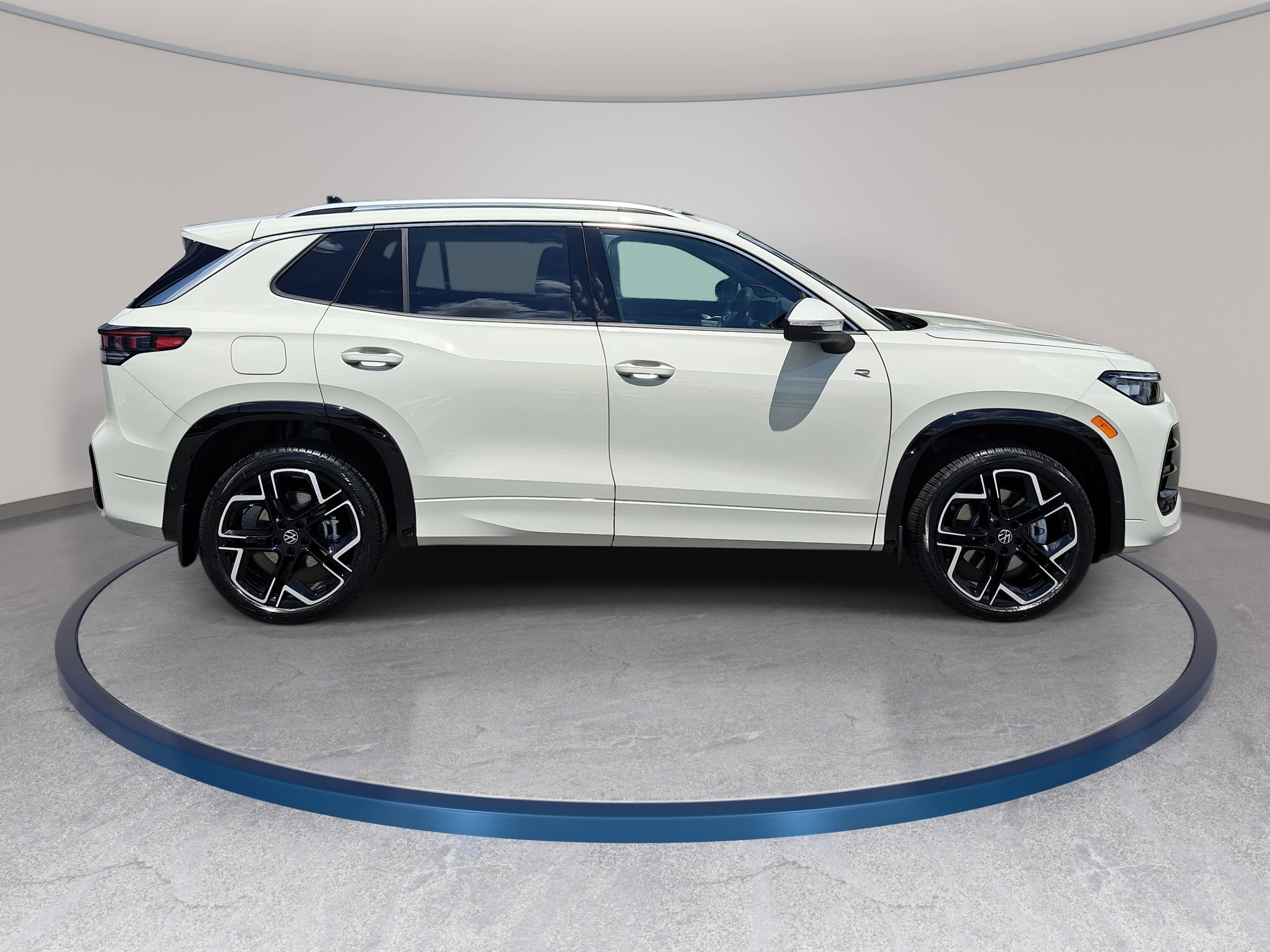New 2026 Volkswagen Tiguan SEL R-Line AWD/4WD image 4