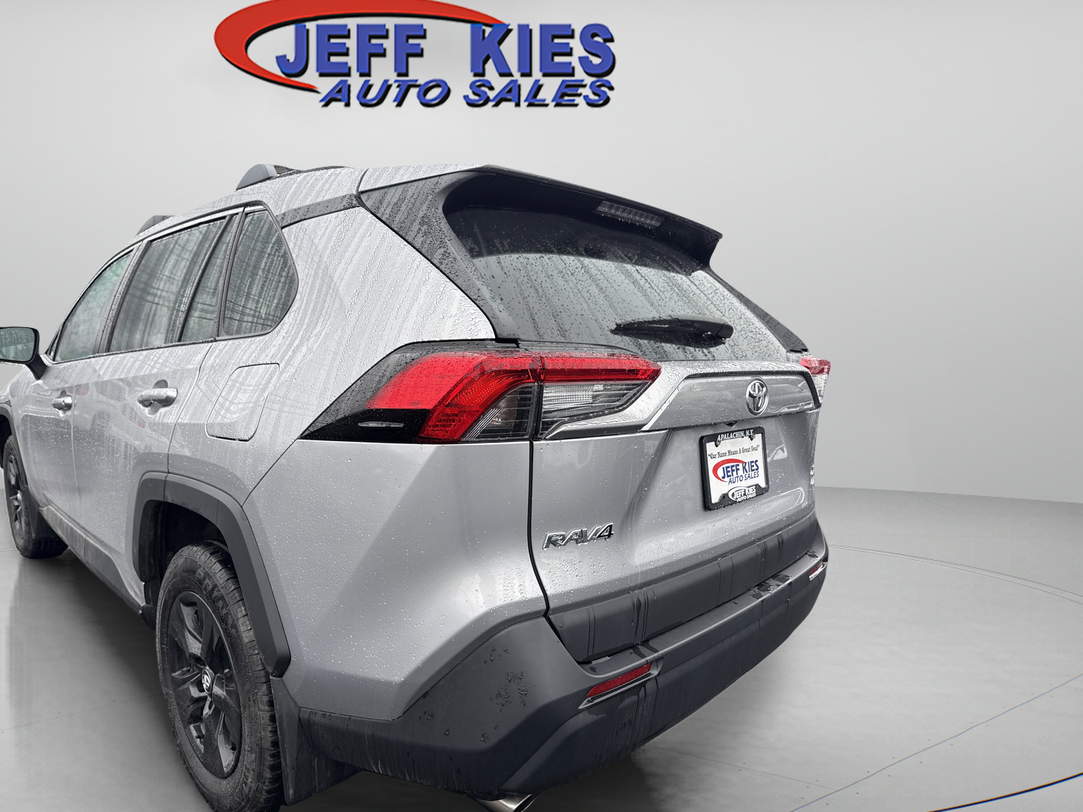 Used 2020 Toyota RAV4 XLE w/ Convenience Package image 7