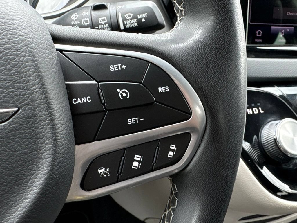 Used 2023 Chrysler Pacifica Touring-L FWD image 13