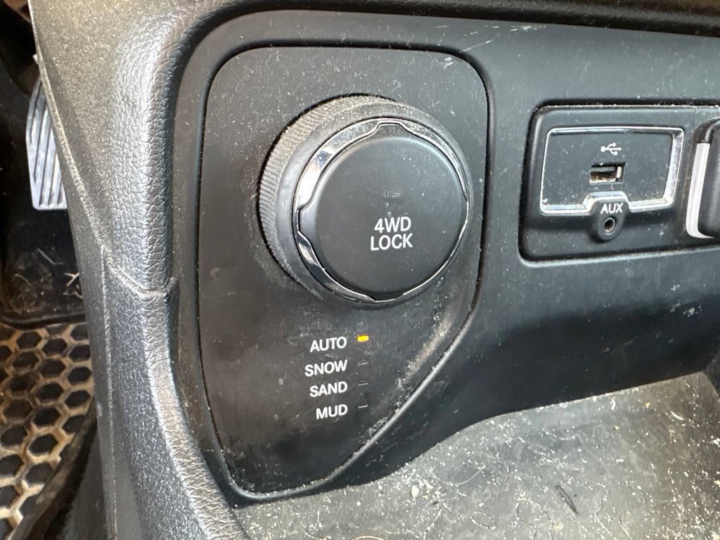 Used 2017 Jeep Renegade Latitude w/ Cold Weather Group AWD/4WD image 25