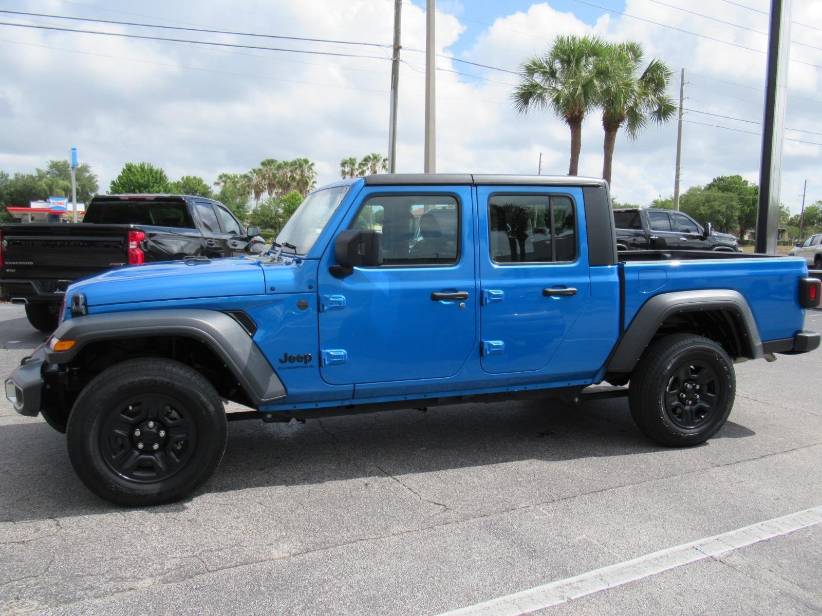 Used 2024 Jeep Gladiator Sport AWD/4WD image 2