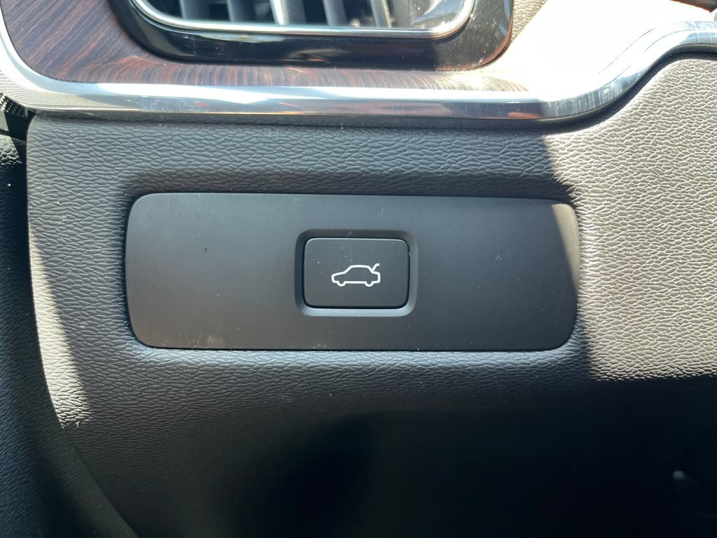 Used 2023 Volvo XC60 B5 Plus AWD/4WD image 32