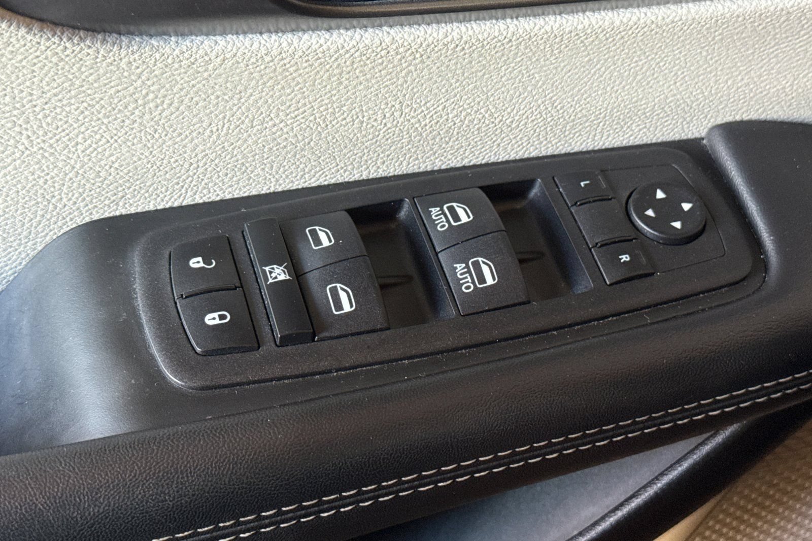Used 2023 Chrysler Pacifica Touring-L FWD image 14