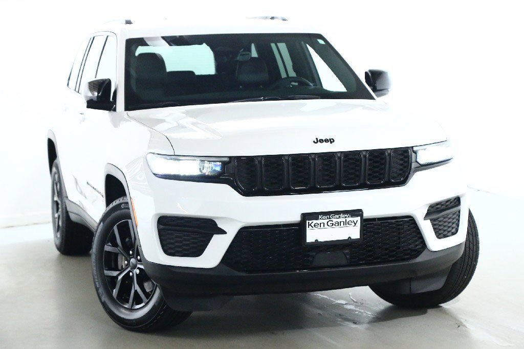 Used 2025 Jeep Grand Cherokee Altitude image 2