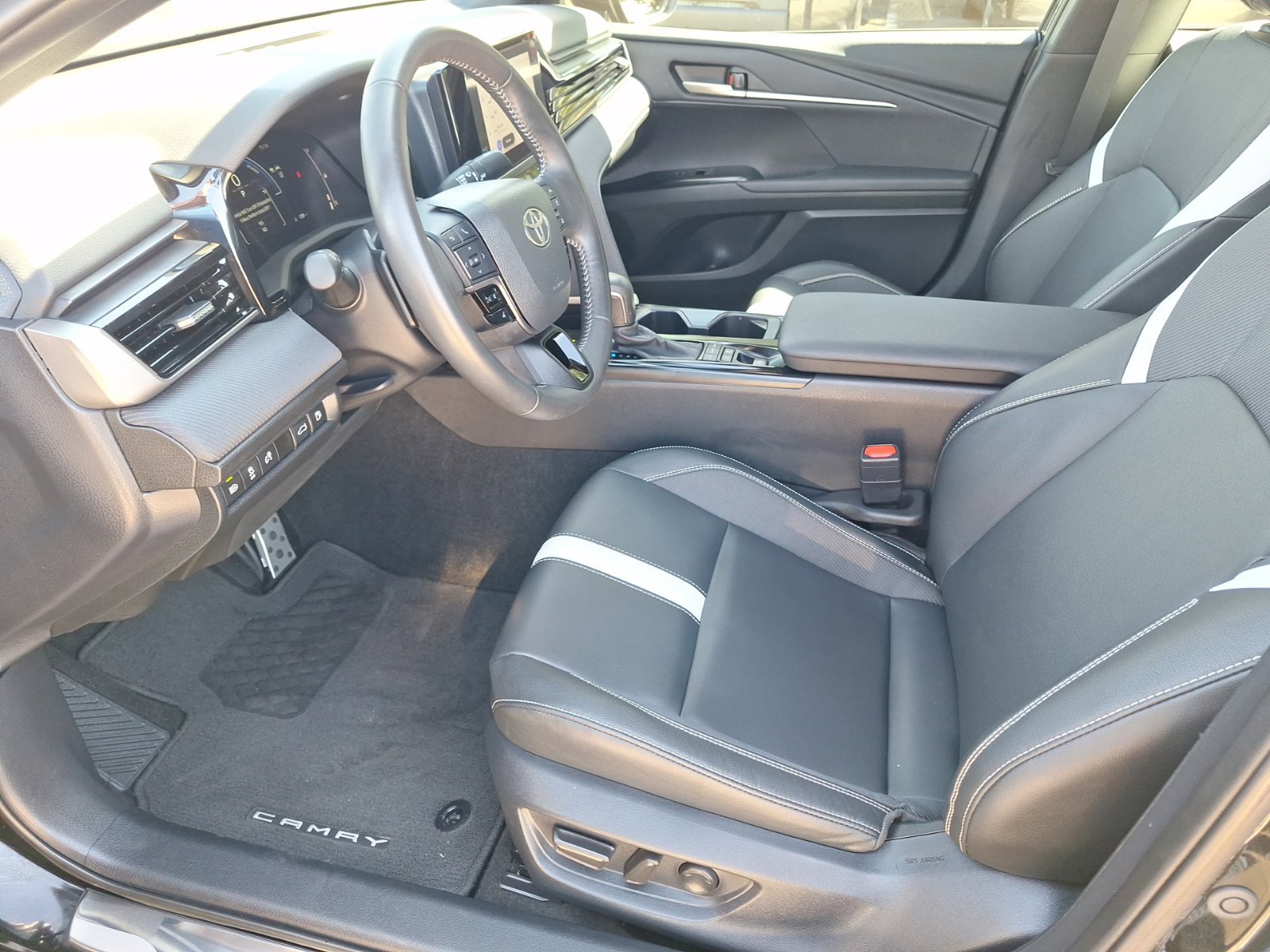 Used 2025 Toyota Camry SE w/ Convenience Package FWD image 15
