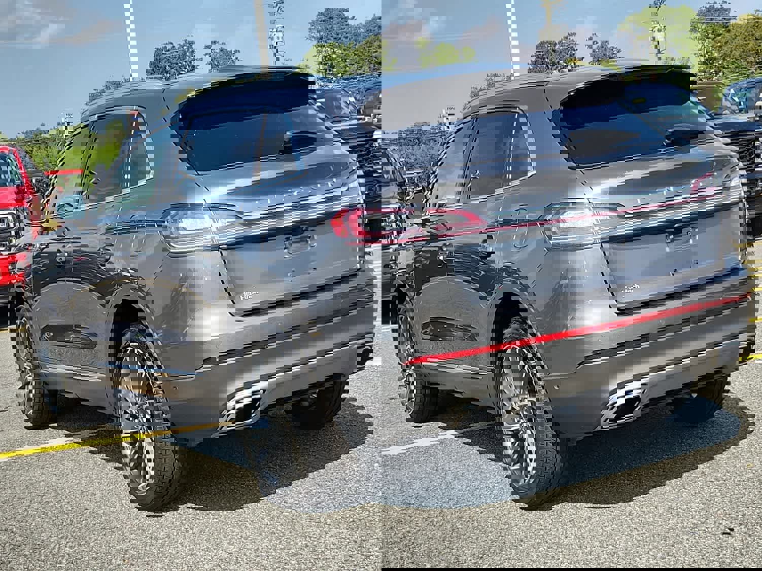 Used 2022 Lincoln Nautilus Reserve w/ Equipment Group 201A AWD/4WD image 4