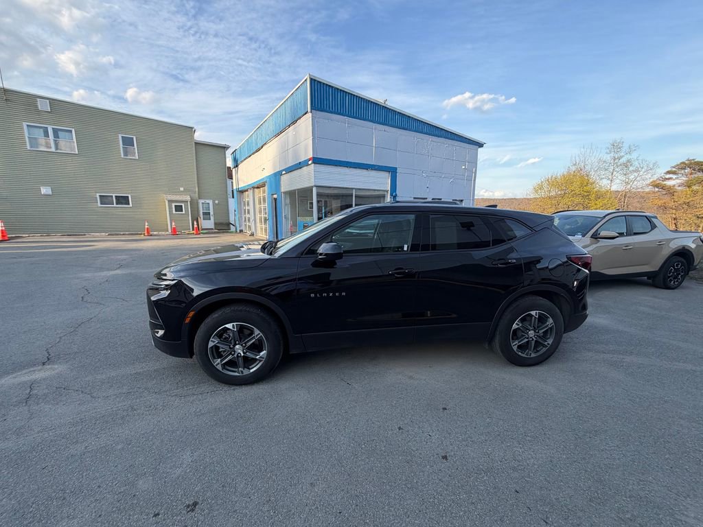 Used 2025 Chevrolet Blazer LT AWD/4WD image 2