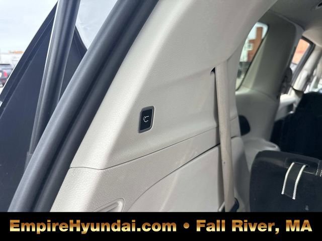 Used 2022 Chrysler Voyager LX image 6