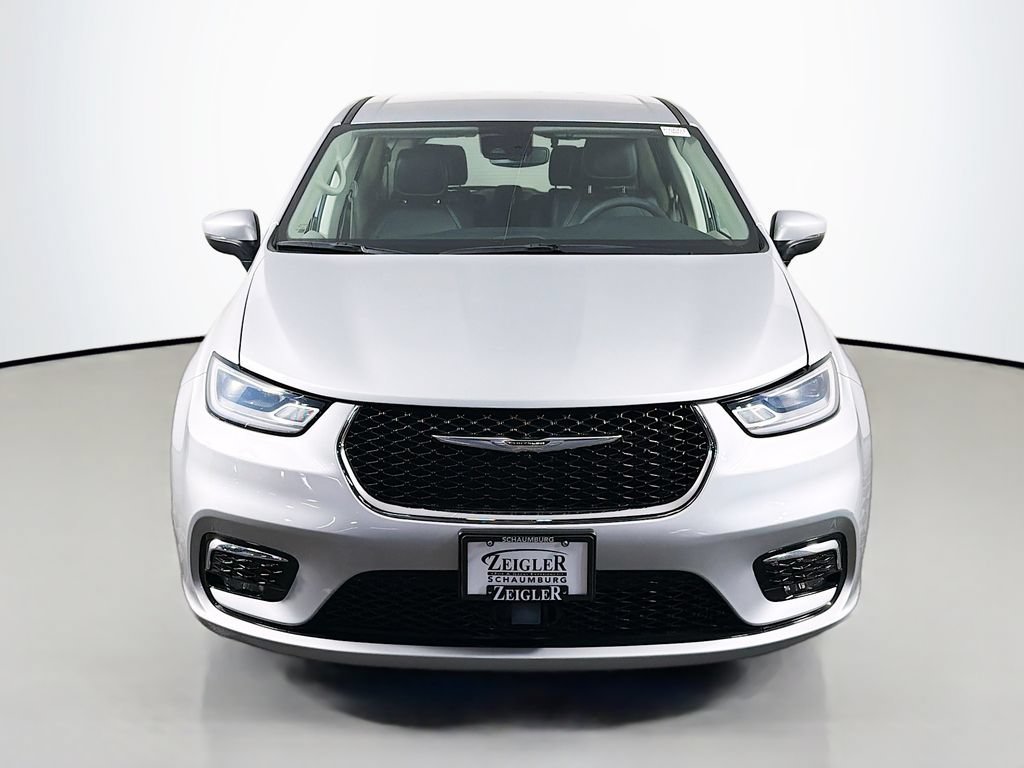 Used 2023 Chrysler Pacifica Touring-L FWD image 2