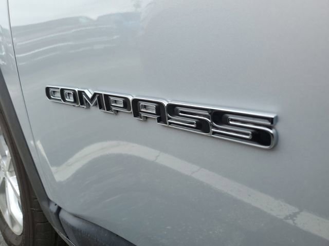 Used 2024 Jeep Compass Latitude w/ Convenience Group AWD/4WD image 4
