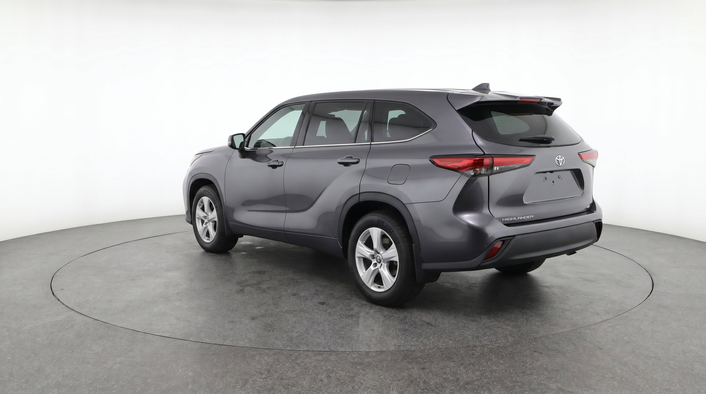 Used 2025 Toyota Highlander LE FWD image 6
