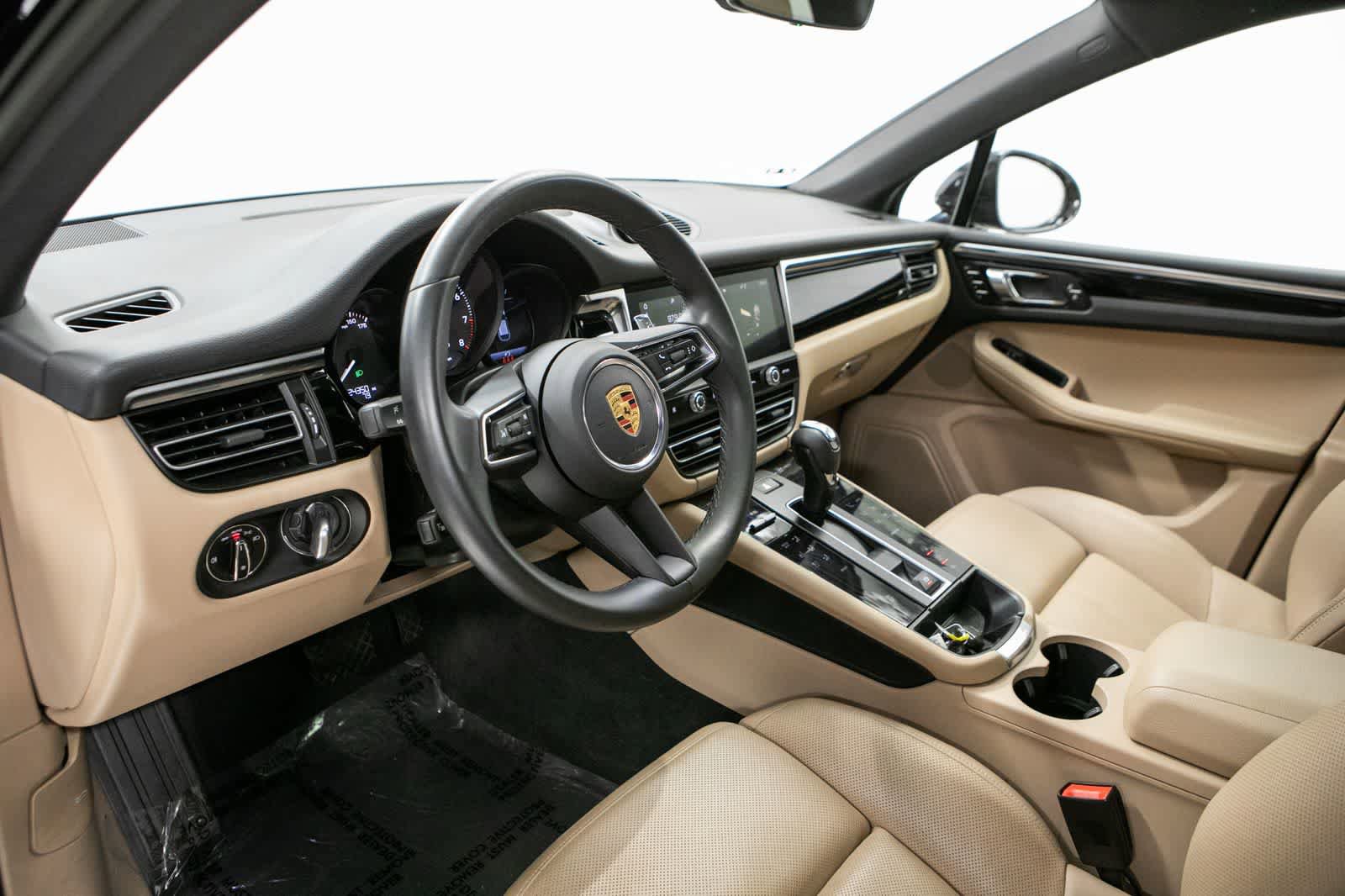 Certified 2023 Porsche Macan AWD/4WD image 4