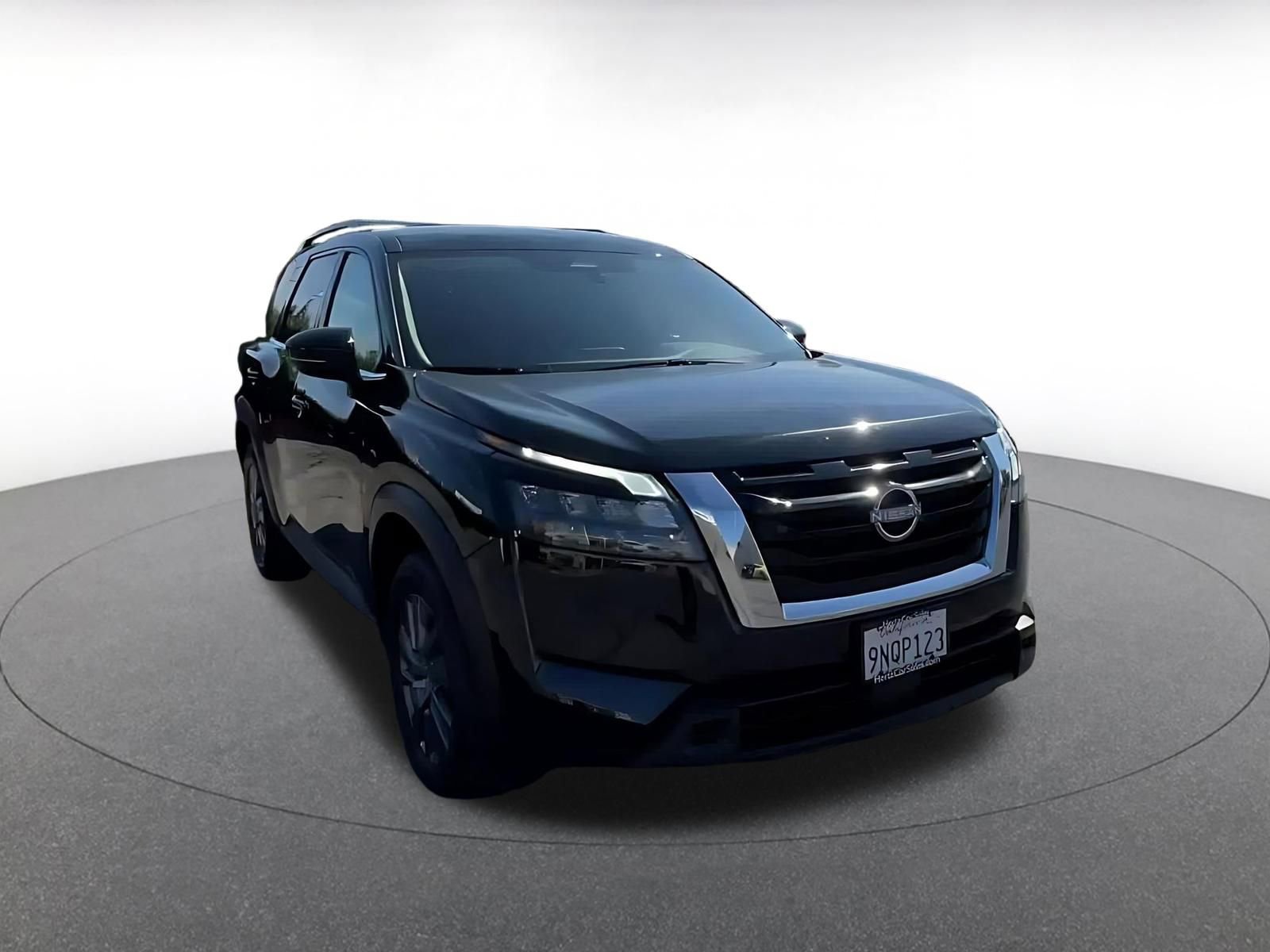 Used 2025 Nissan Pathfinder SV FWD image 3