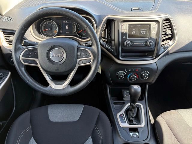 Used 2017 Jeep Cherokee Sport FWD image 3