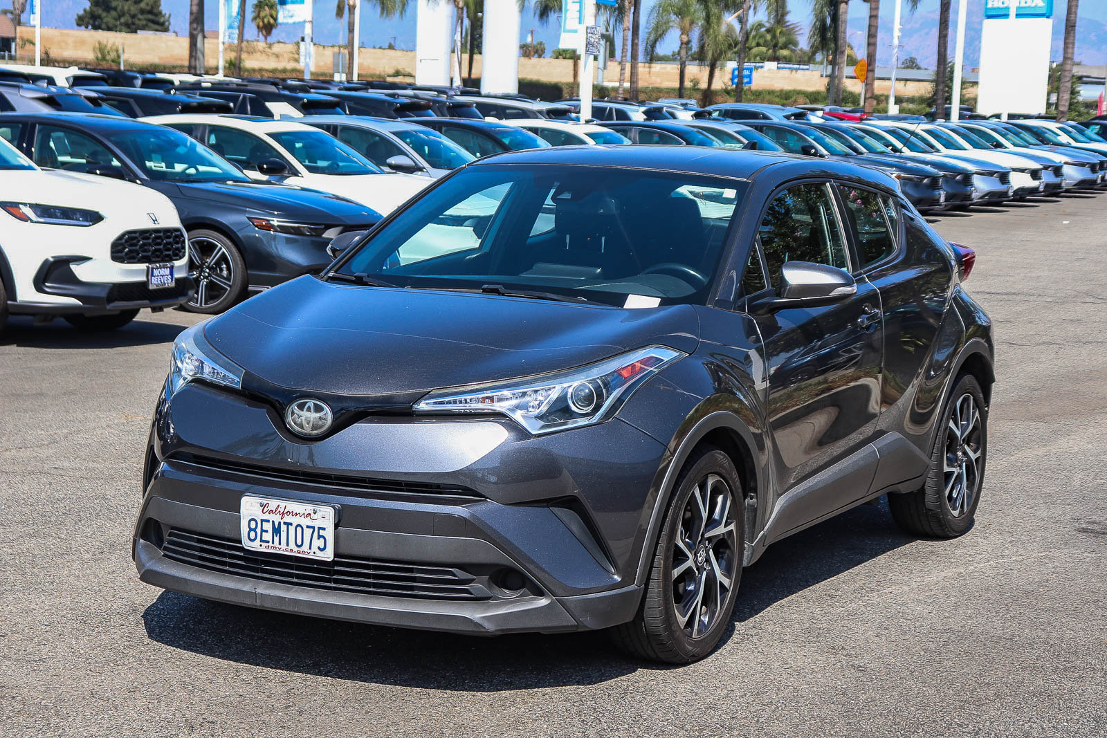 Used 2018 Toyota C-HR XLE FWD image 3
