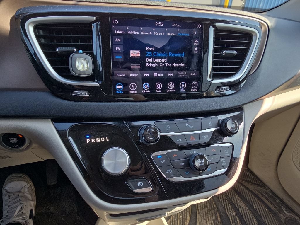 Used 2018 Chrysler Pacifica Touring-L FWD image 20