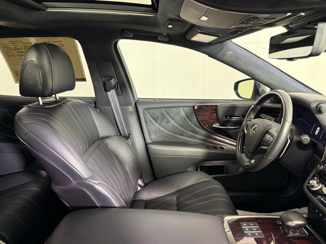 Used 2024 Lexus LS 500 w/ Interior Upgrade Package image 33
