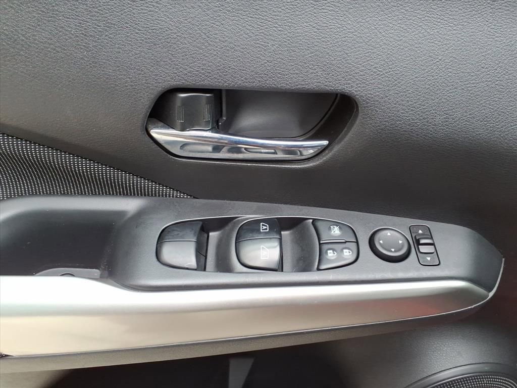 Used 2018 Nissan Kicks SV image 11