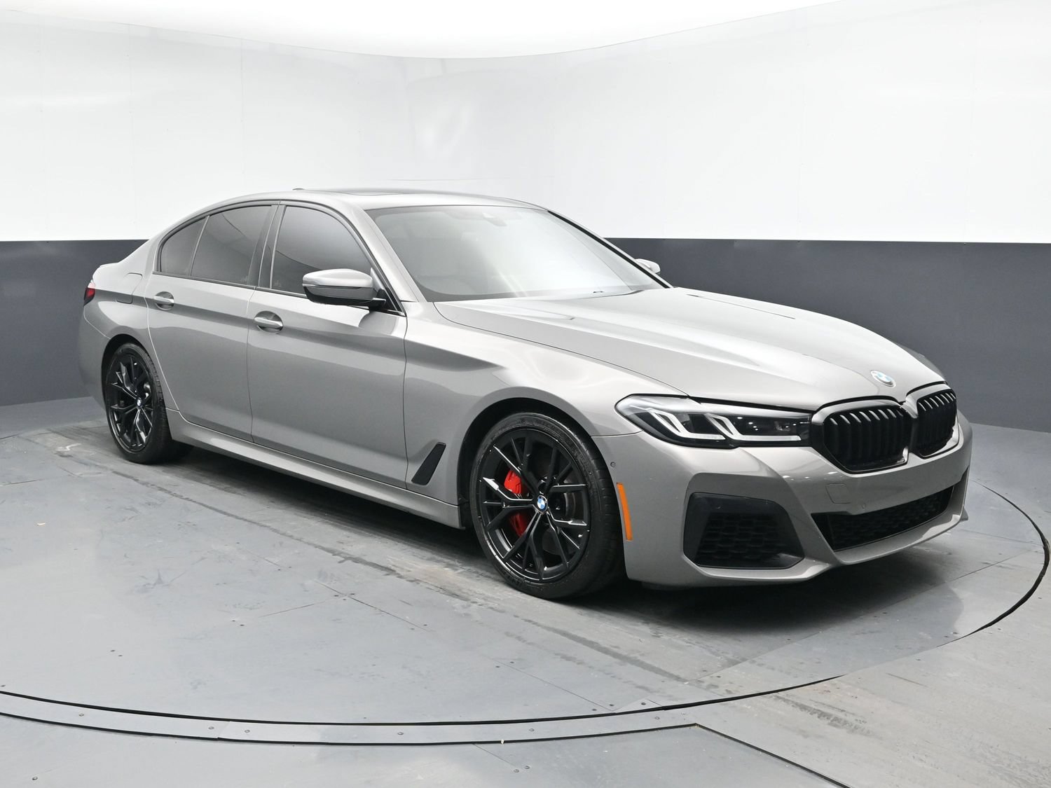 Used 2022 BMW M550i xDrive w/ Shadowloine Package AWD/4WD image 2