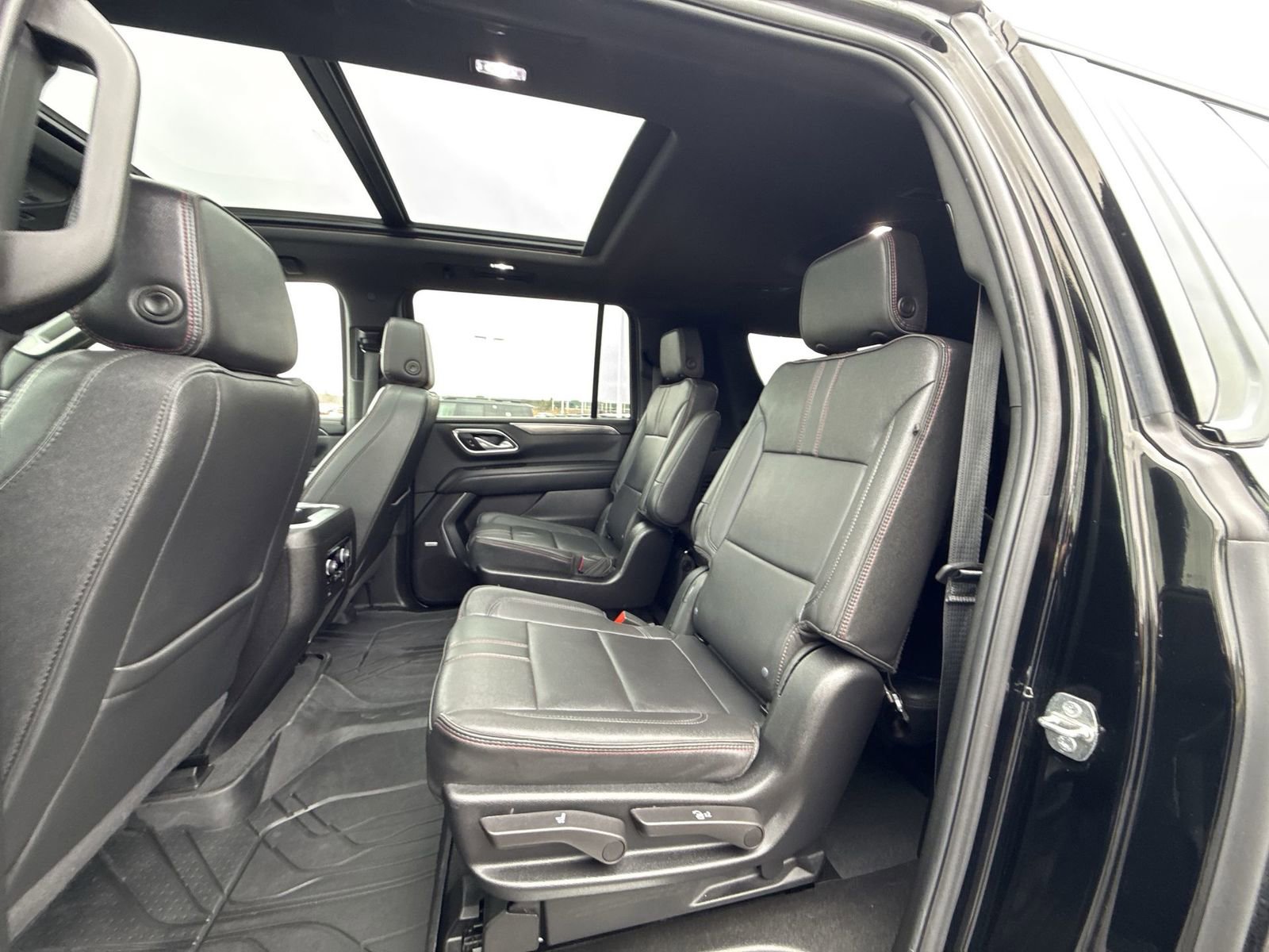 Used 2024 Chevrolet Suburban RST w/ Luxury Package image 25