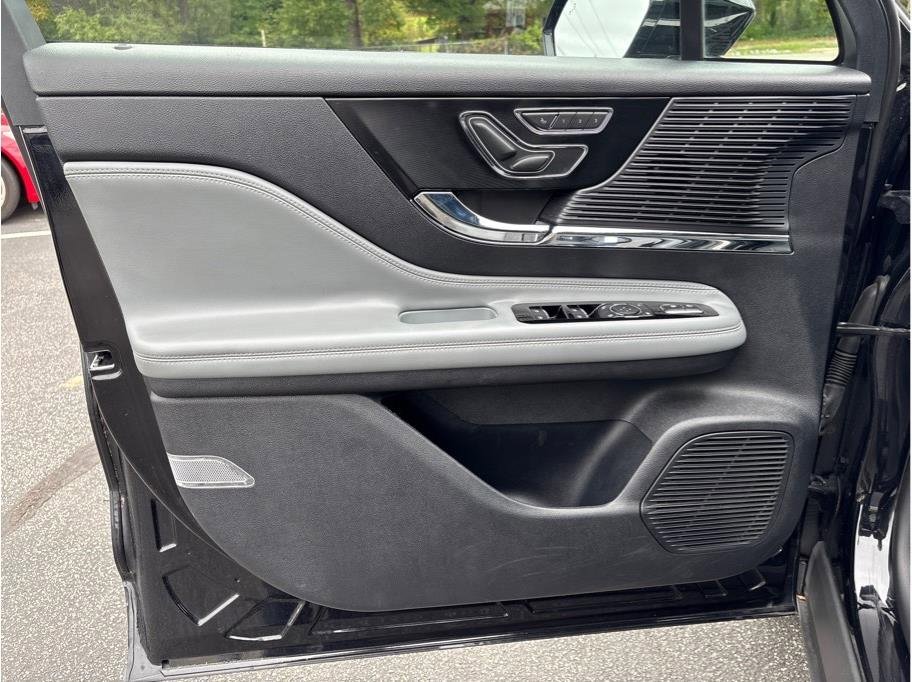 Used 2020 Lincoln Corsair Sport Utility 4D w/ Equipment Group 101A image 9