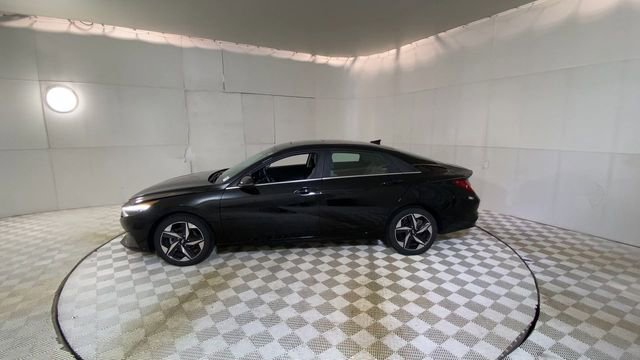 Used 2023 Hyundai Elantra Limited w/ Preferred Accessory Package image 8