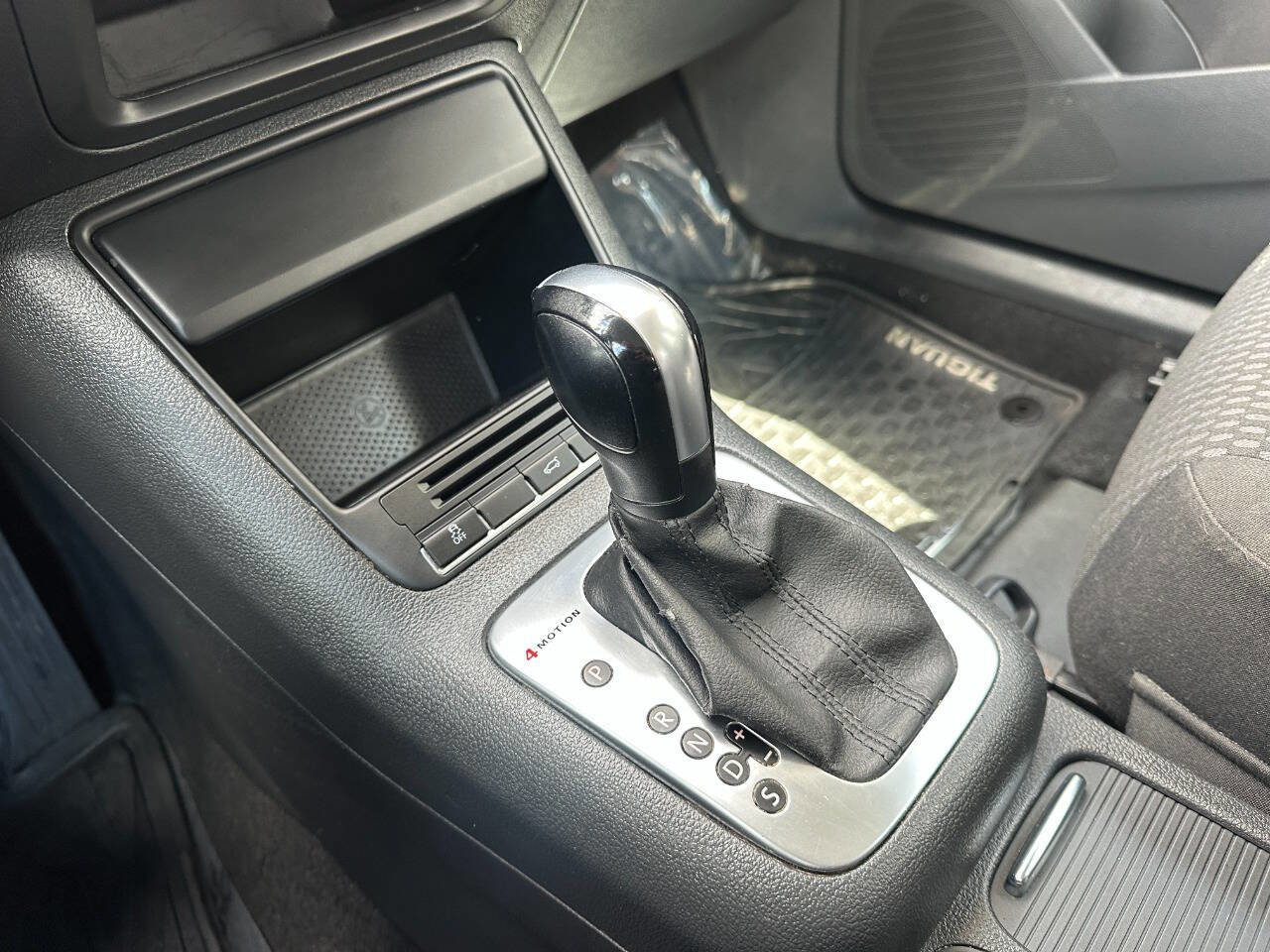 Used 2011 Volkswagen Tiguan SE image 34