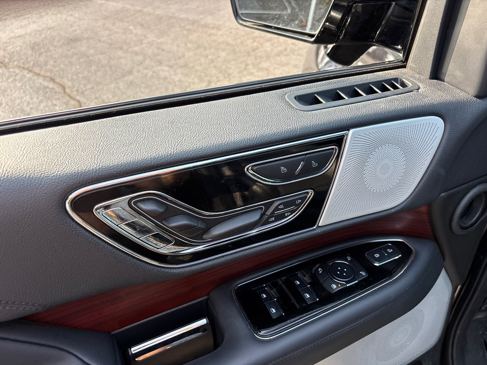 Certified 2023 Lincoln Navigator Reserve AWD/4WD image 12