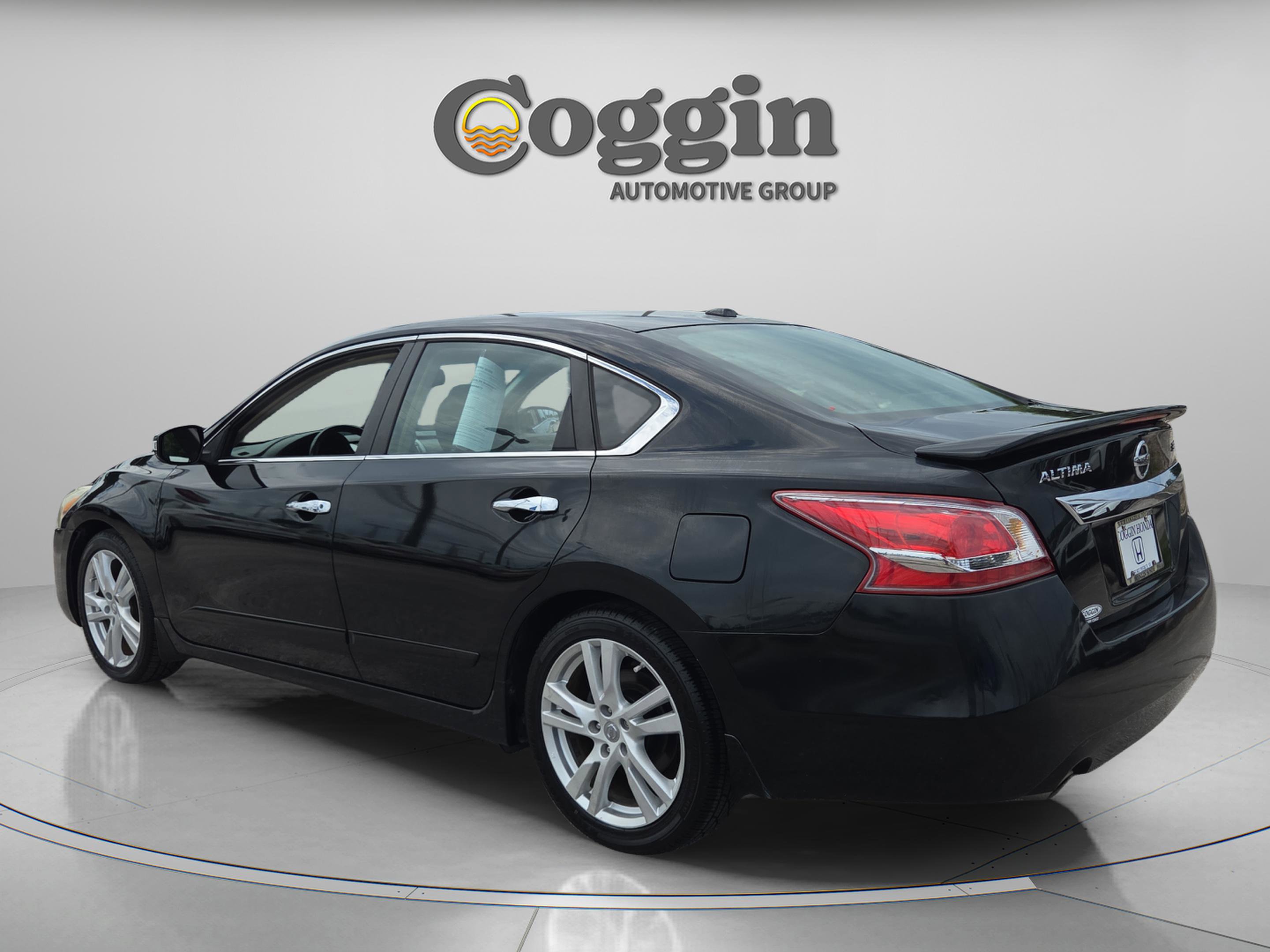 Used 2013 Nissan Altima 3.5 SL w/ Technology Pkg FWD image 3