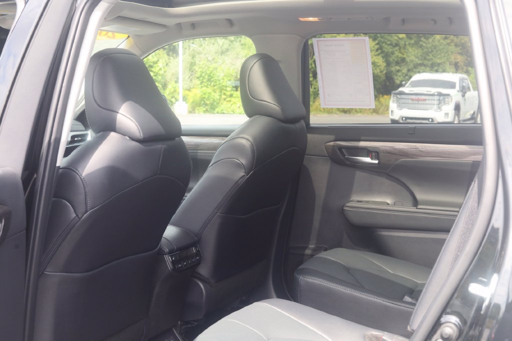 Used 2026 Toyota Highlander Platinum AWD/4WD image 35