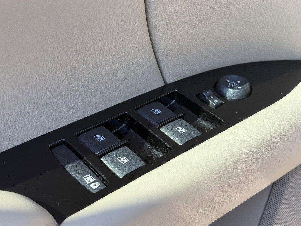 Used 2013 Cadillac XTS Premium image 23