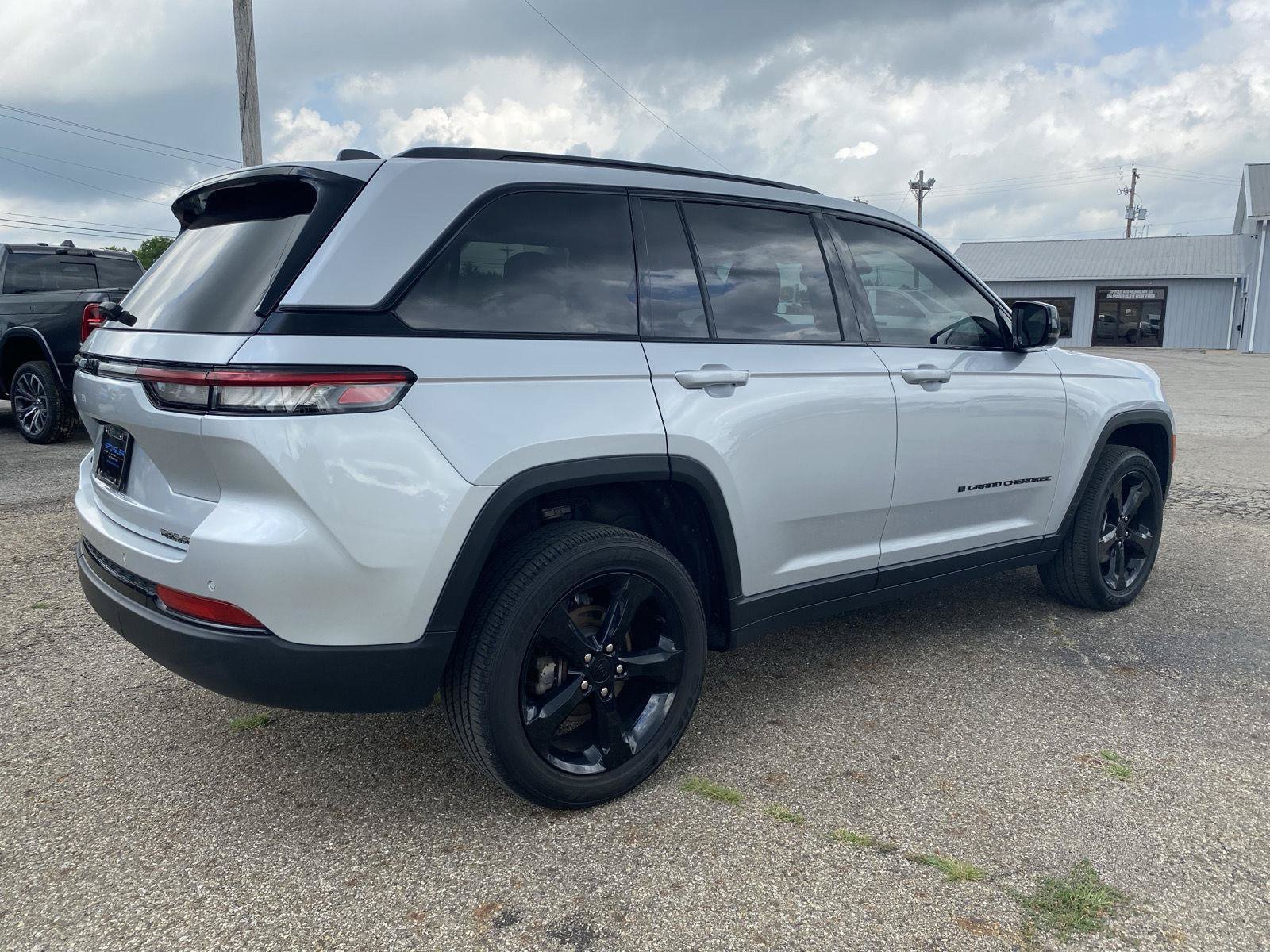 Used 2023 Jeep Grand Cherokee Altitude AWD/4WD image 5