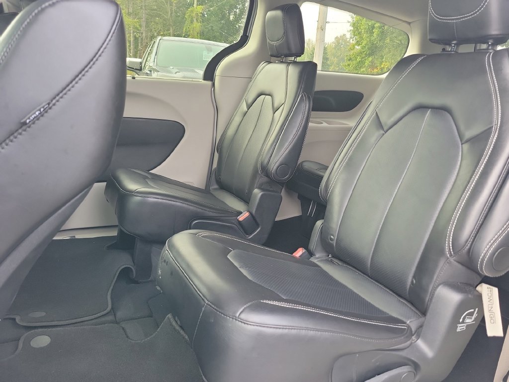 Used 2024 Chrysler Pacifica Touring-L FWD image 18