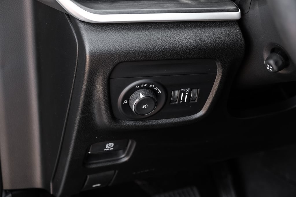 Used 2023 Jeep Grand Cherokee Limited w/ Luxury Tech Group II AWD/4WD image 39