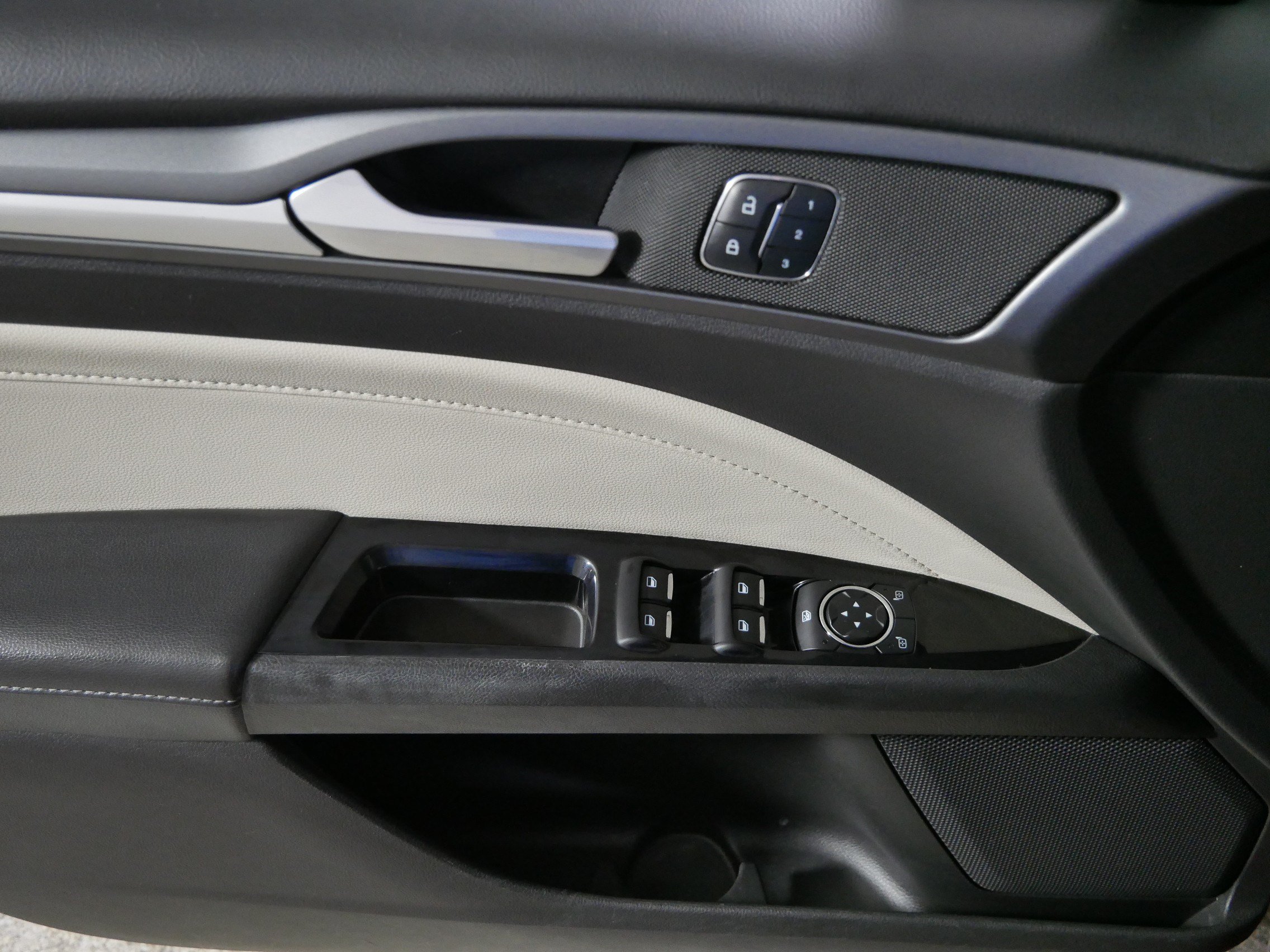 Used 2016 Ford Fusion Titanium FWD image 19