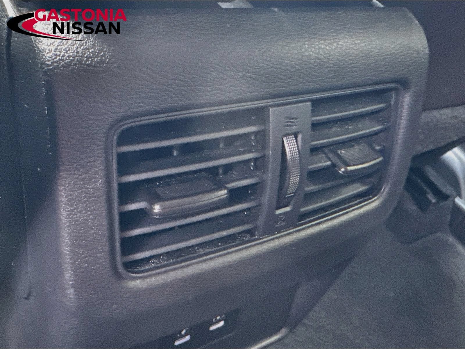 Used 2025 Nissan Rogue SV FWD image 33